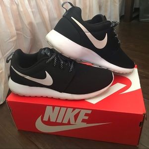 Black Nike Roshe